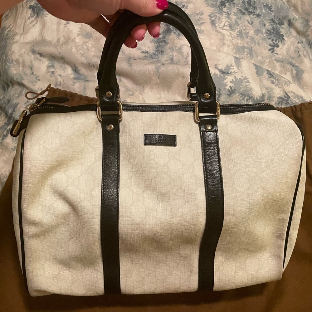 Preowned GUCCI
White GG Supreme Coated Canvas
Joy Boston Handbag